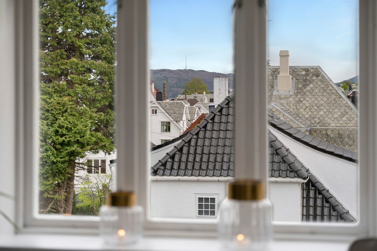 Boligen byr på en gjennomgående god planløsning med luftig takhøyde, store vindusflater, peisovn, loft/hems med hovedsoverom, solrik terrasse og hyggelig hageområde. Galleribilde