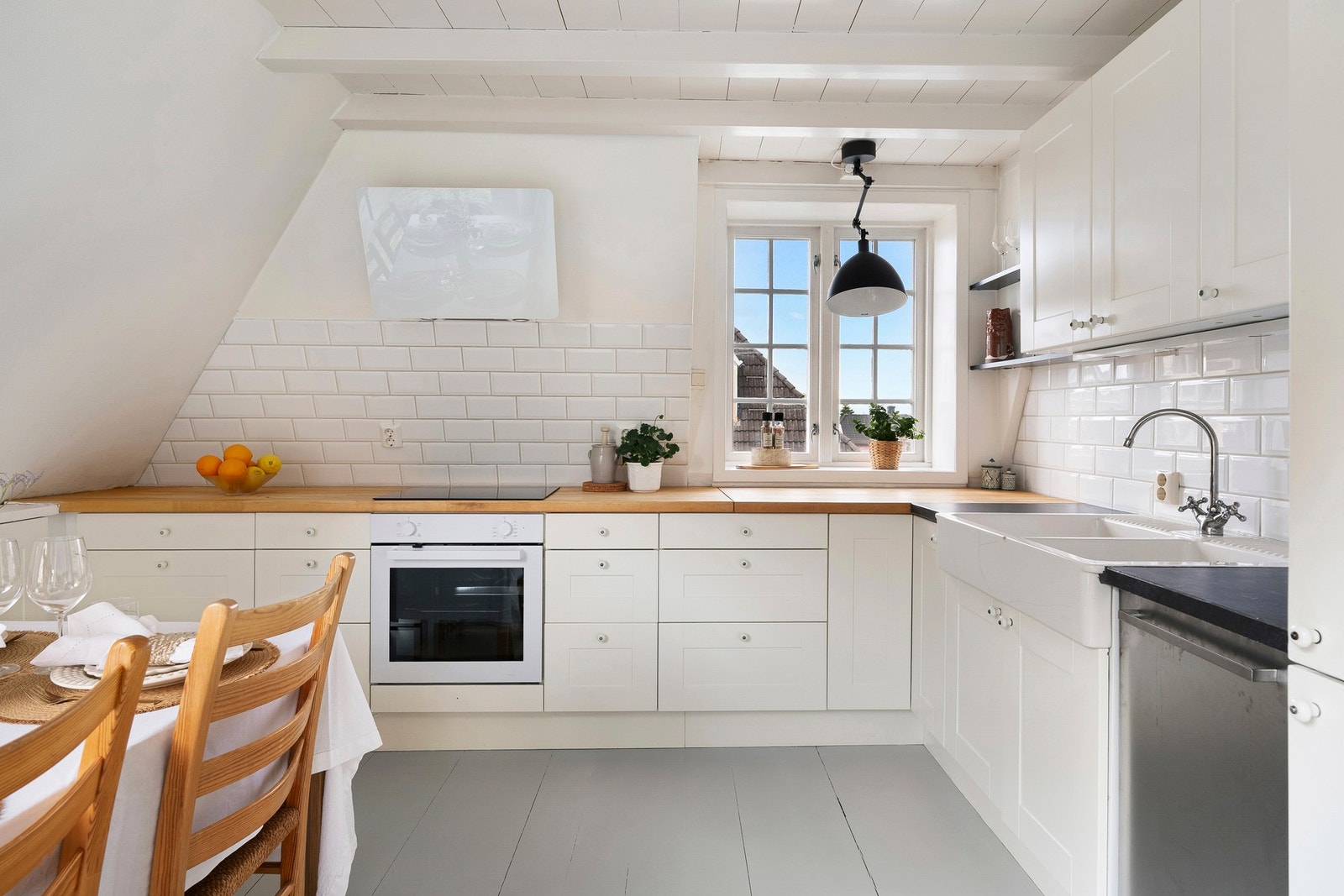 Kjøkkenet er fra IKEA og har en tidløs utforming med profilerte fronter, gode arbeidsflater og praktiske løsninger. Galleribilde