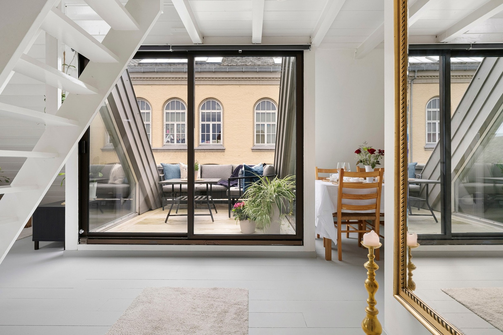 Solrik og hyggelig terrasse med god plass til utemøbler. Galleribilde
