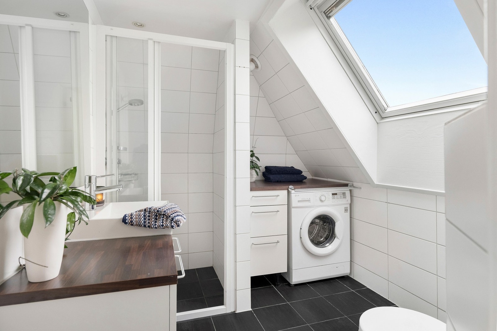 Badet er fra 2007 og fremstår som pent brukt med tidløse materialvalg. Galleribilde