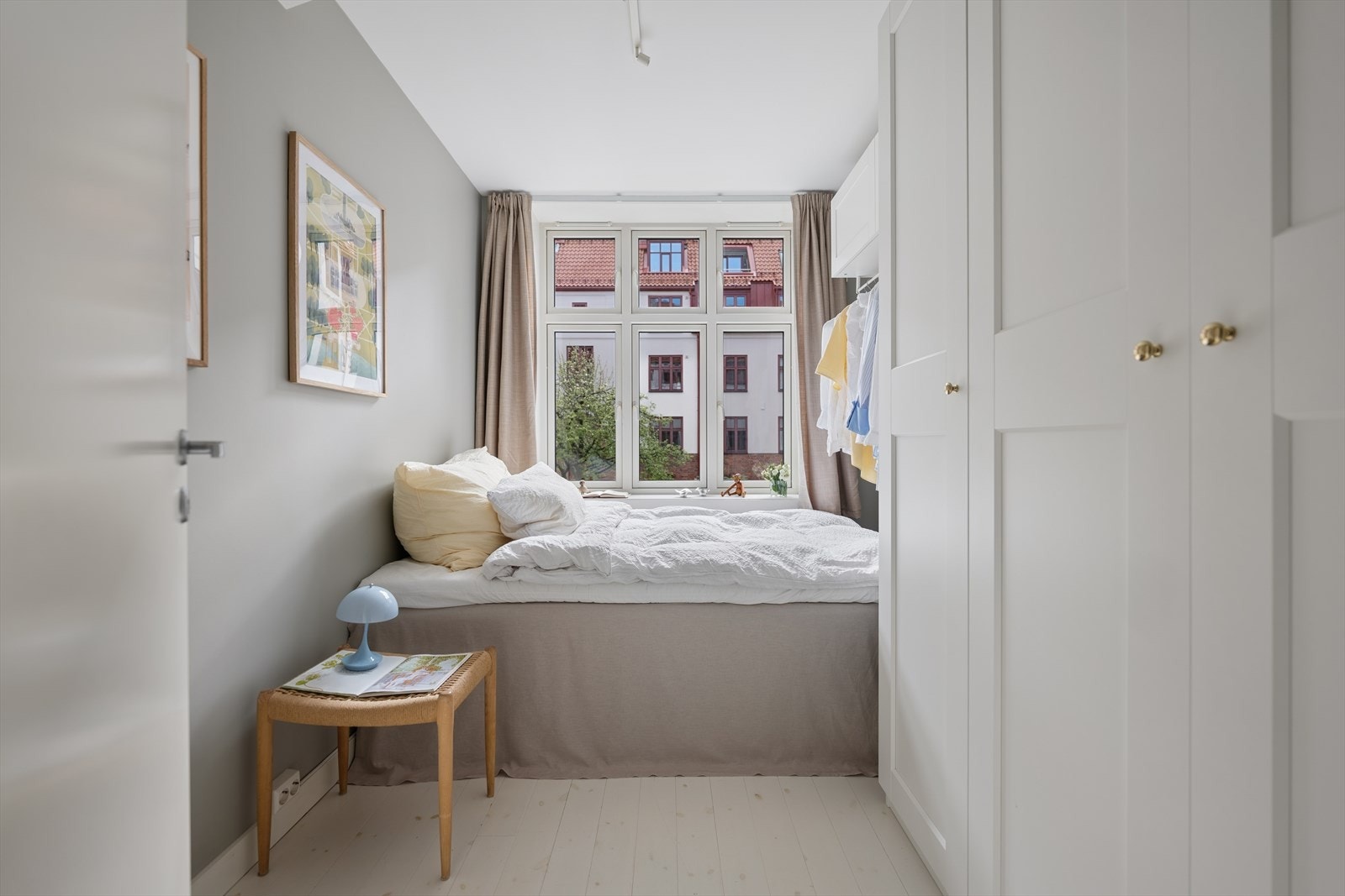 Hovedsoverommet har plass til stor seng og har stort, klassisk vindu med hyggelig utsikt mot bakgård. Galleribilde