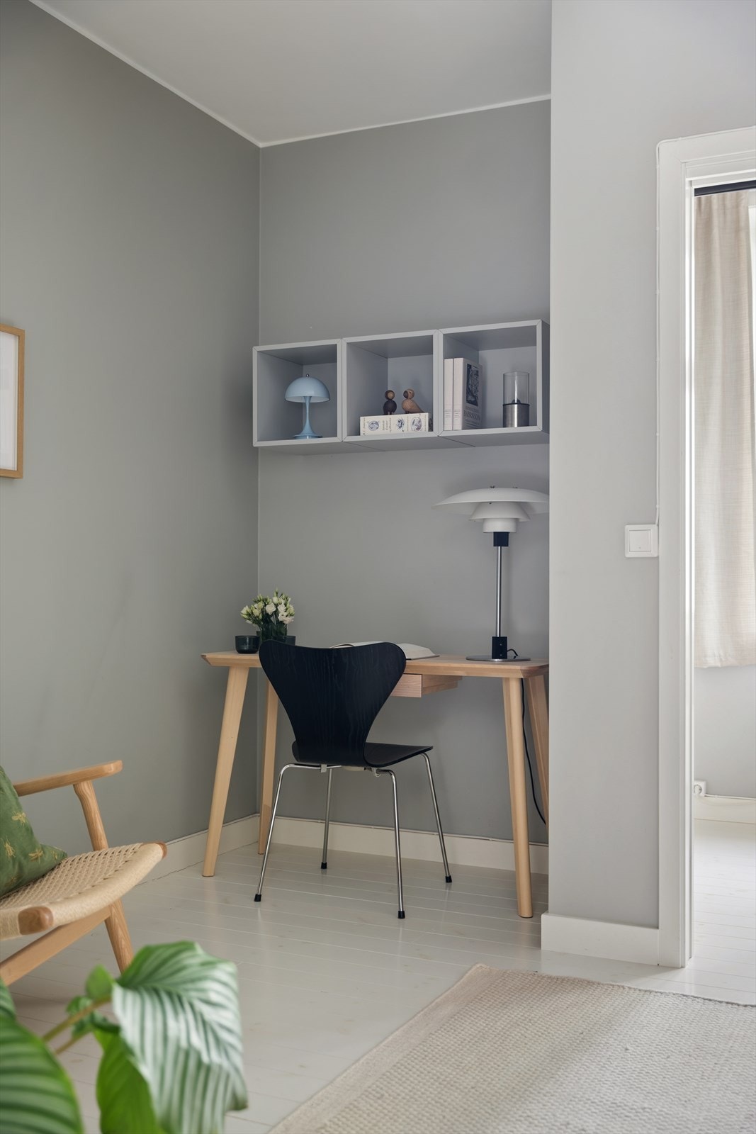 I dag er det også plassert et skrivebord i stuen for ekstra arbeidsplass. Galleribilde