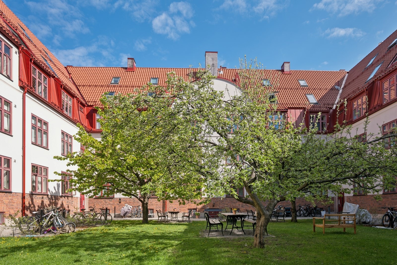 Hyggelig bakgård. Galleribilde