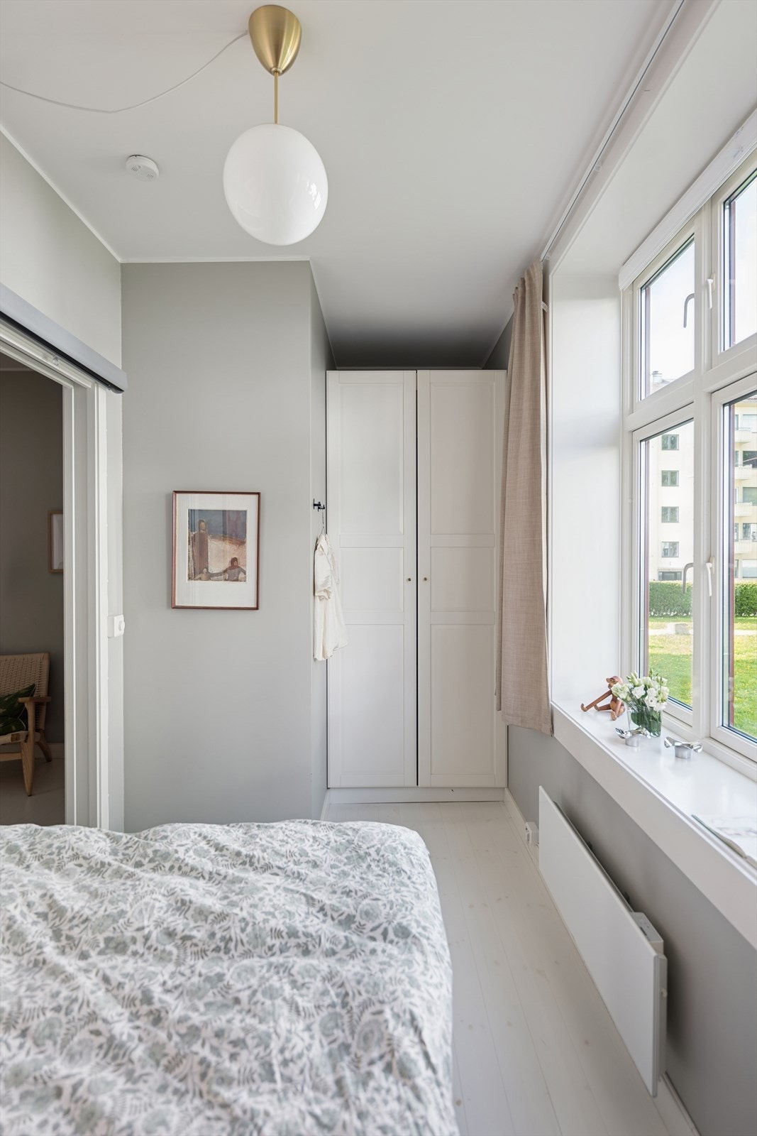 Her er det vindu med grønt utsyn mot nabogård. Galleribilde