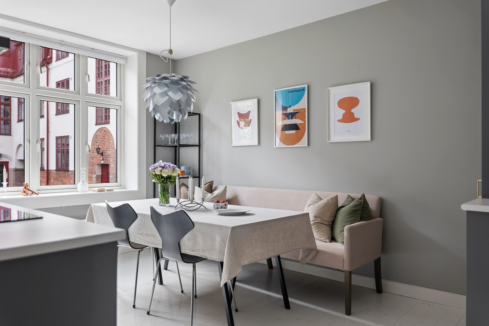 Fra entréen kommer du inn i en sosial og åpen kjøkkensone hvor det er god plass til stort spisebord. Galleribilde
