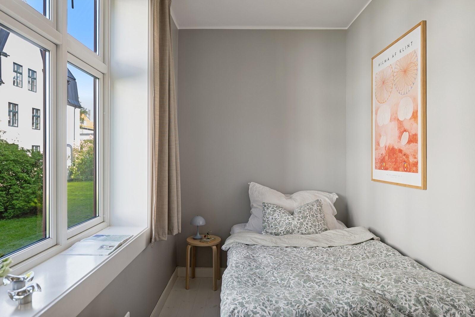 Soverom to er praktisk innredet med seng og en egen garderobeseksjon plassert innerst i rommet. Galleribilde