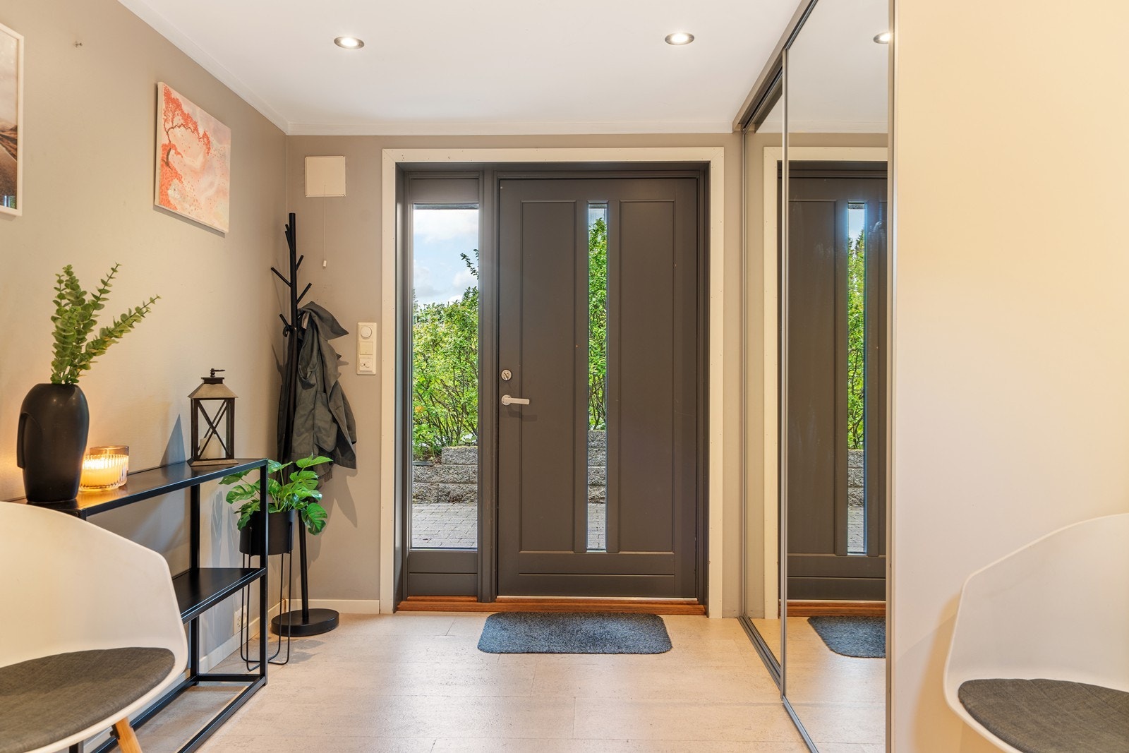 Stor entre med skyvedørsgarderobe for yttertøy Galleribilde