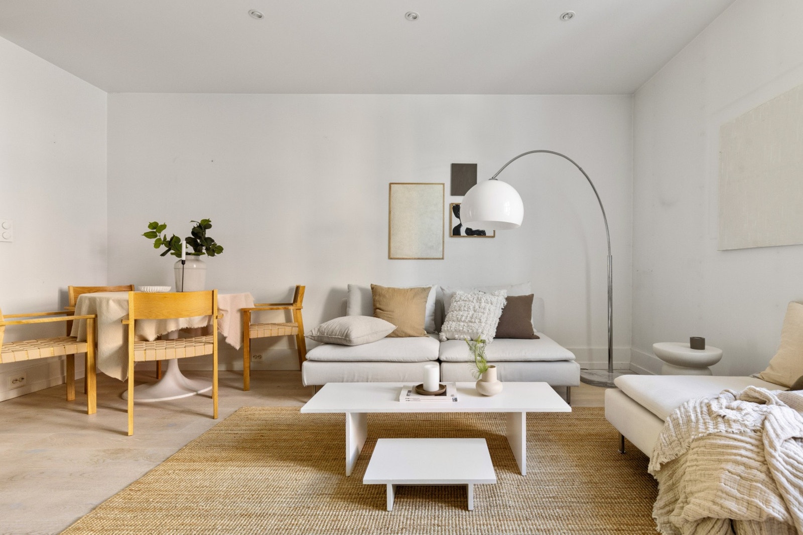Stue med god plass til både sofa og spisebord. Galleribilde
