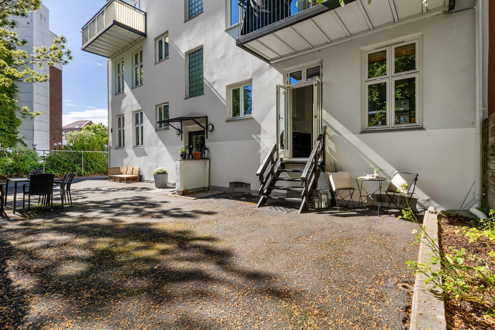 Bilfritt gårdsrom med sittegruppe og beplantning. Galleribilde
