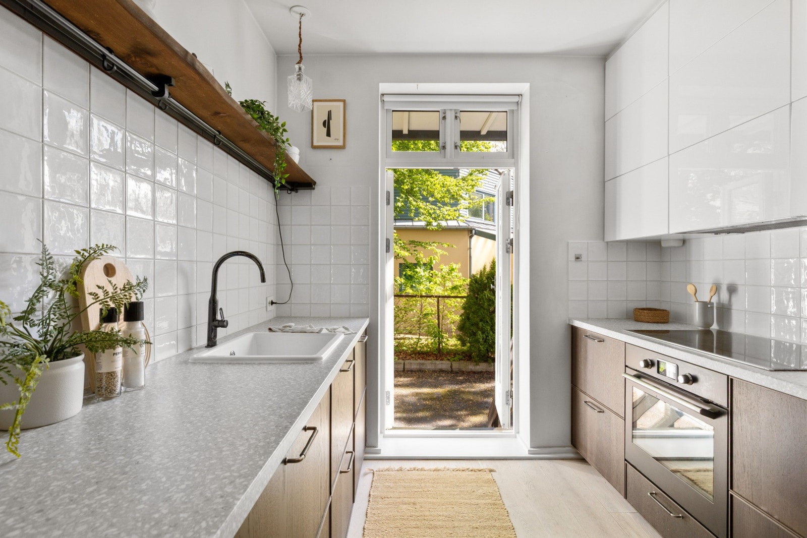 Kjøkken med egen utgang til sameiets bakgård. Galleribilde