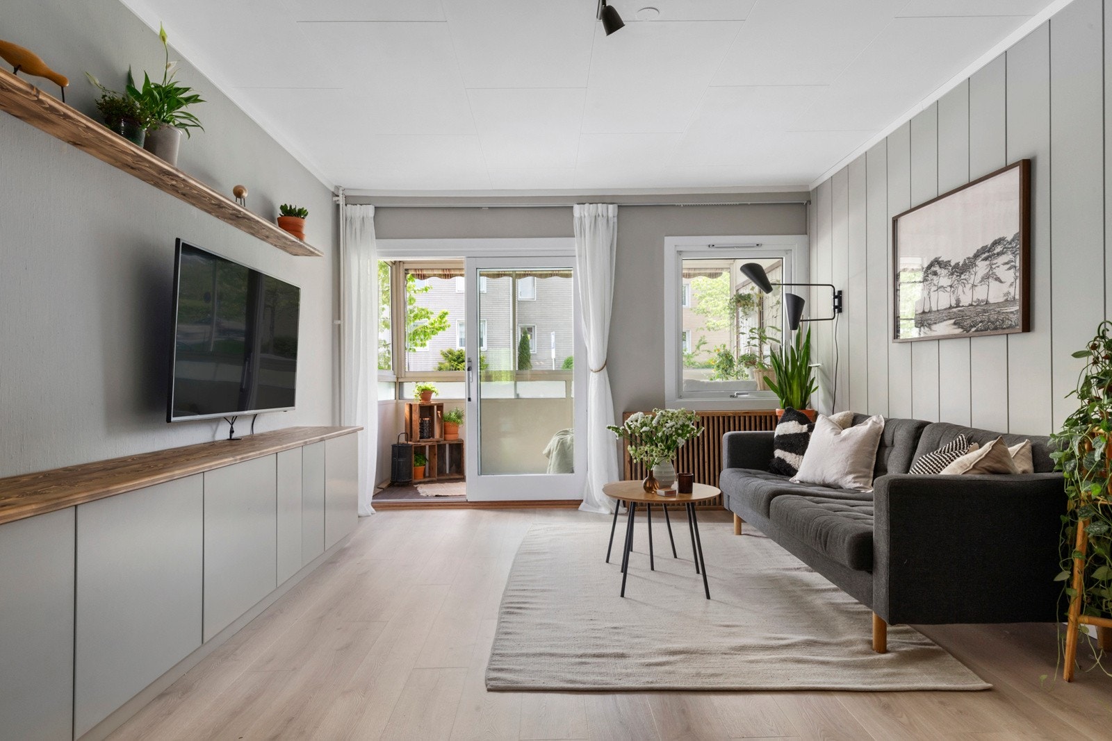 Lys og luftig stue med god plass til sofagruppe og TV-benk. Galleribilde