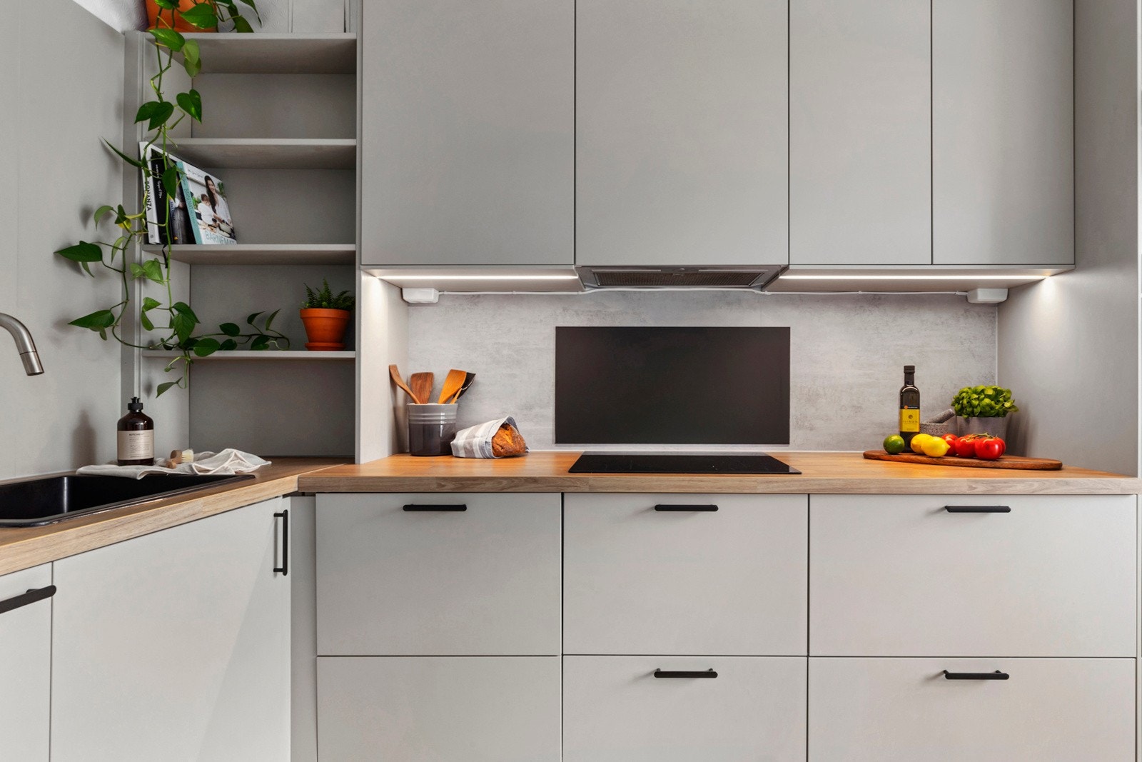 Ikea kjøkkeninnredning med glatte lakkerte skapfronter. Galleribilde