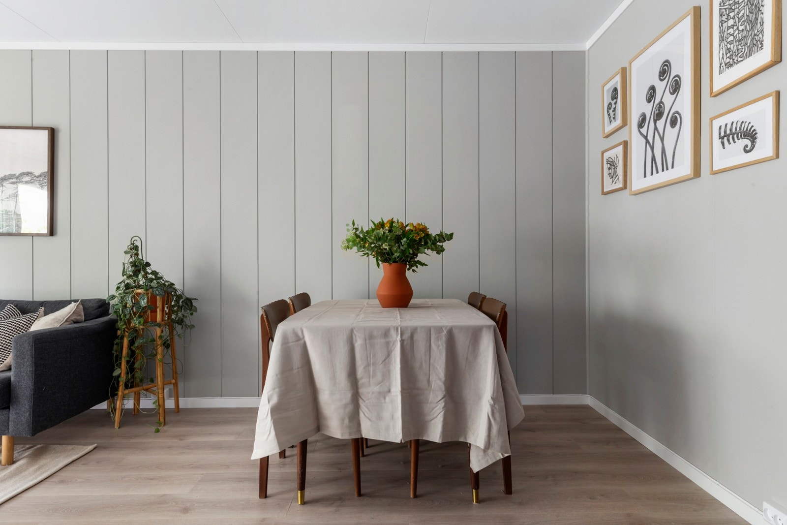 Stuen har god plass til eget område for spisebord. Galleribilde