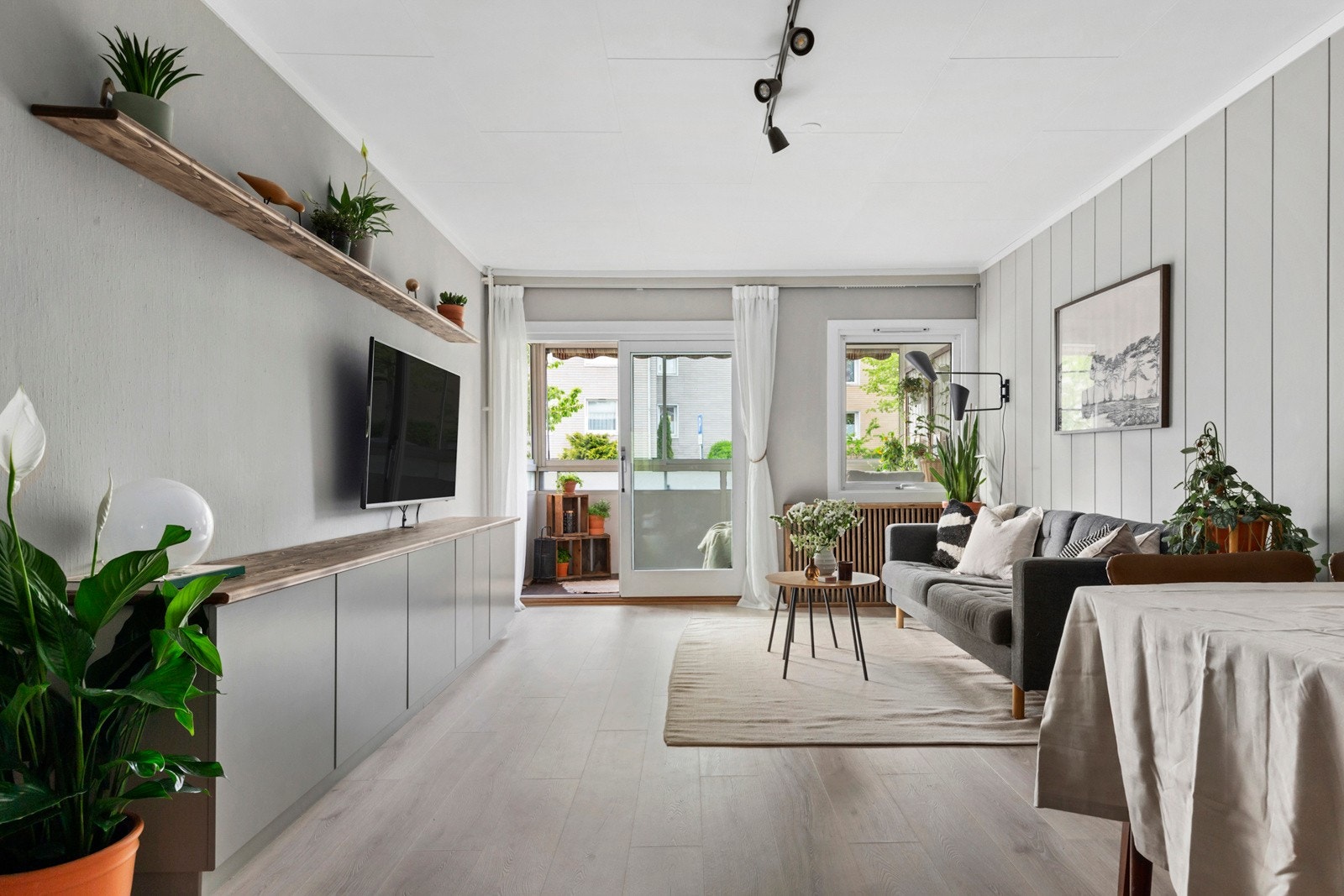 Stuen har store vindusflater som gir godt med naturlig lys. Galleribilde