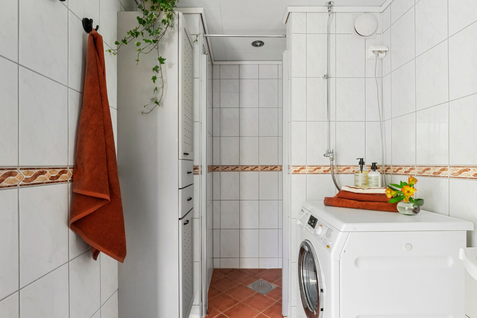 Badet har dusjnisje og opplegg for vaskemaskin. Galleribilde
