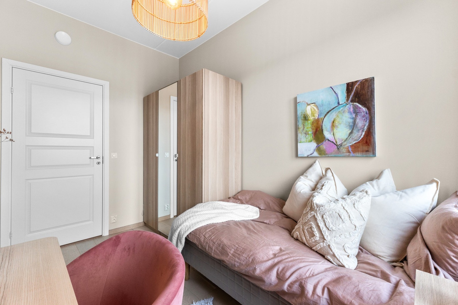 Veggene er malt i stilrent beige som står godt til parkettgulvene og det er listfrie overganger til hvit himling. Galleribilde