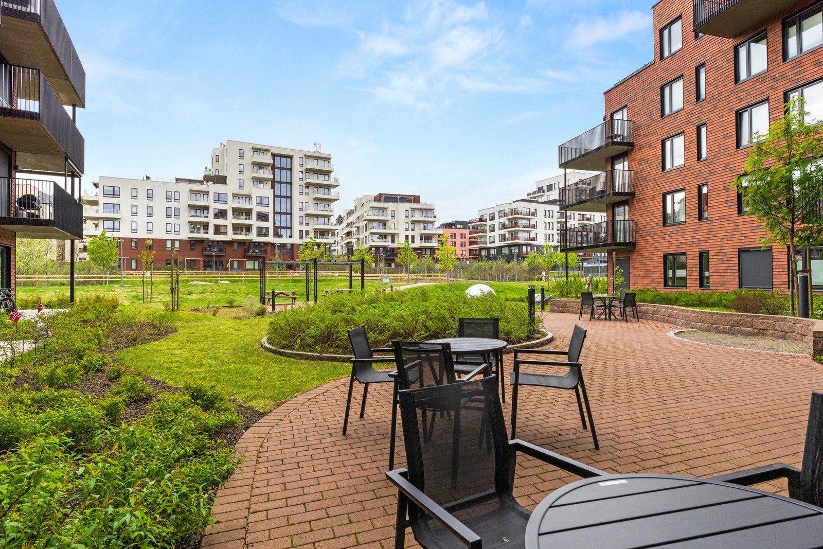 Her kan du senke skuldrene i frodige omgivelser, nyte morgenkaffen eller samle venner og naboer rundt de koselige sitteplassene. Galleribilde