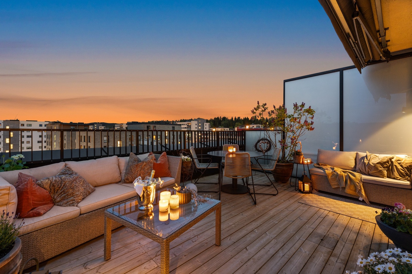 Terrassen har dekke i tre, og her er det god plass til å innrede i flere soner. Galleribilde