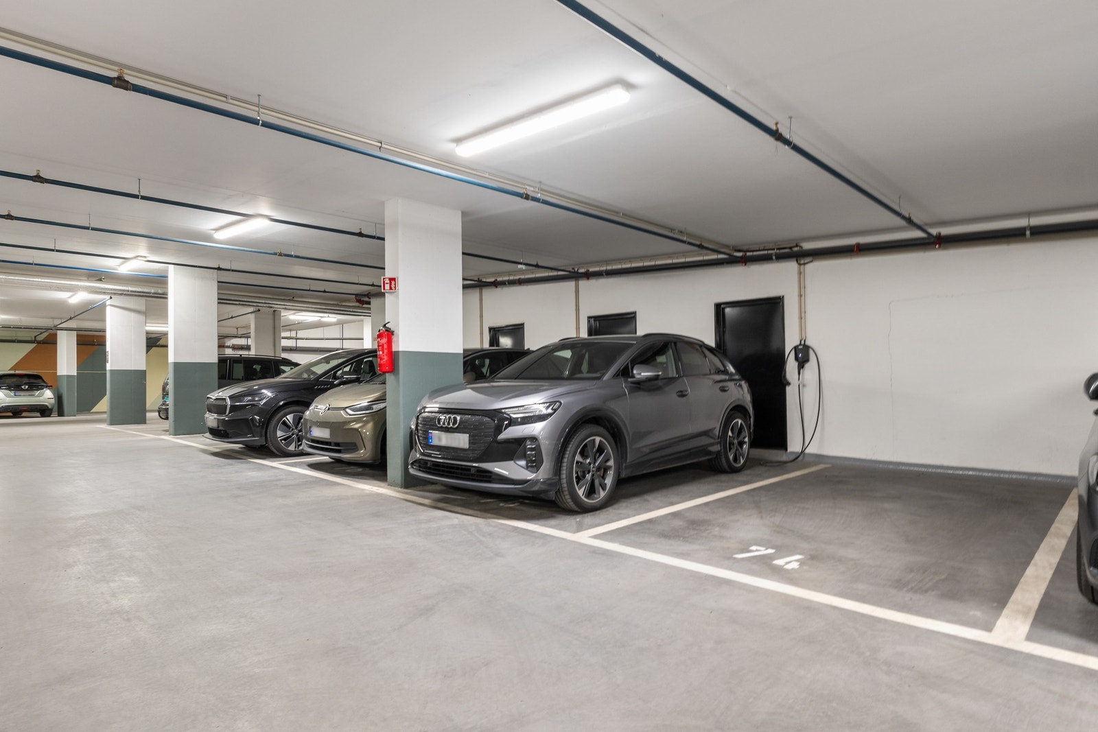 Det medfølger to parkeringsplasser i garasjeanlegget i underetasjen med lader. Plassene er ved siden av hverandre, så laderen er tilgjengelig for begge plasser. Boden på 10 kvm ligger rett bak p-plassen. Galleribilde