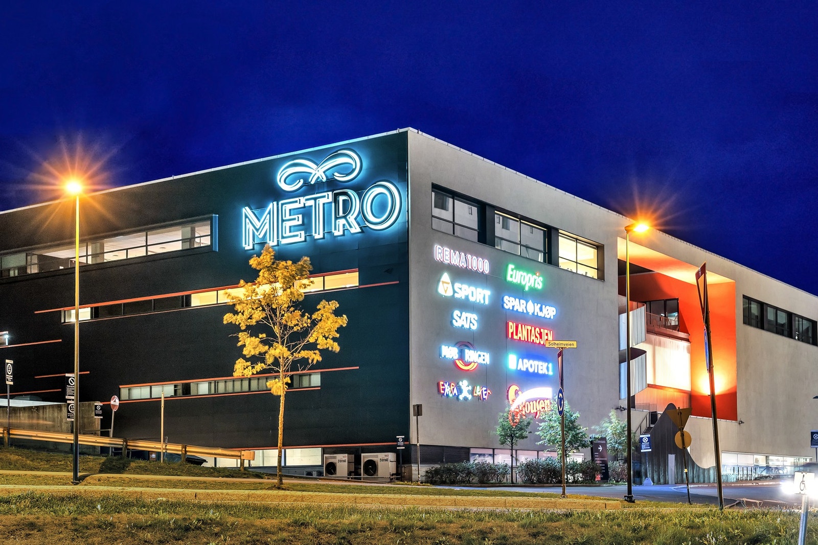 Metro Senter ligger i nærheten, med om lag 100 butikker, serveringssteder og ulike servicetjenester. Galleribilde