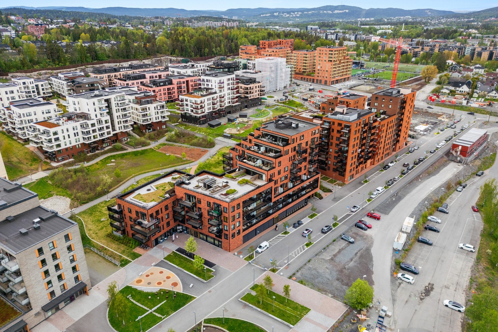 Boligen ligger attraktivt og sentralt til med kort gange til butikker, kjøpesentre, buss, spisesteder, skoler, barnehager og flotte turområder. Galleribilde