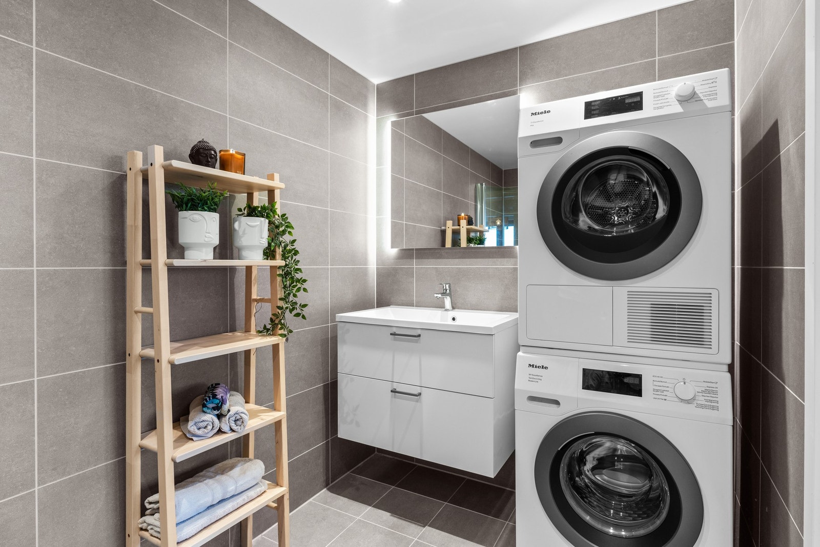 Badet har opplegg for både vask og tørk, og er delikat innredet med en servantseksjon og speil med belysning. Galleribilde