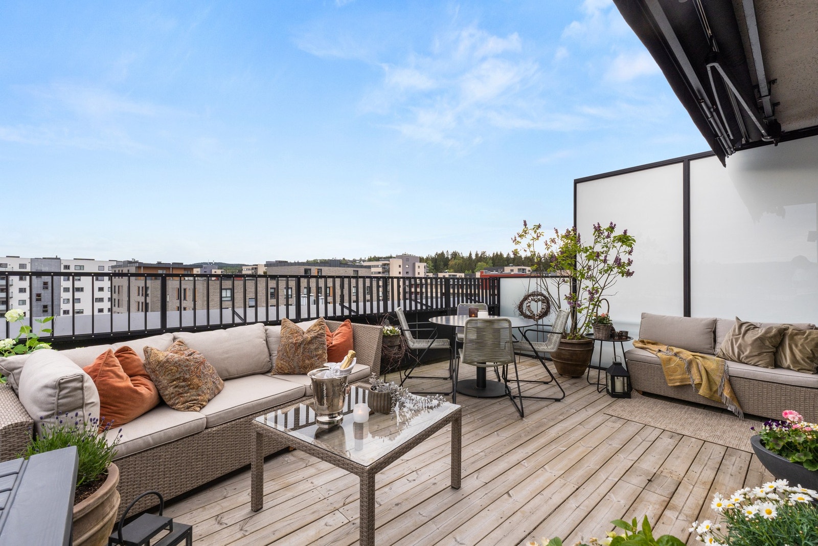 Fin plass til å innrede med både lounge, spisebord og grill. Galleribilde