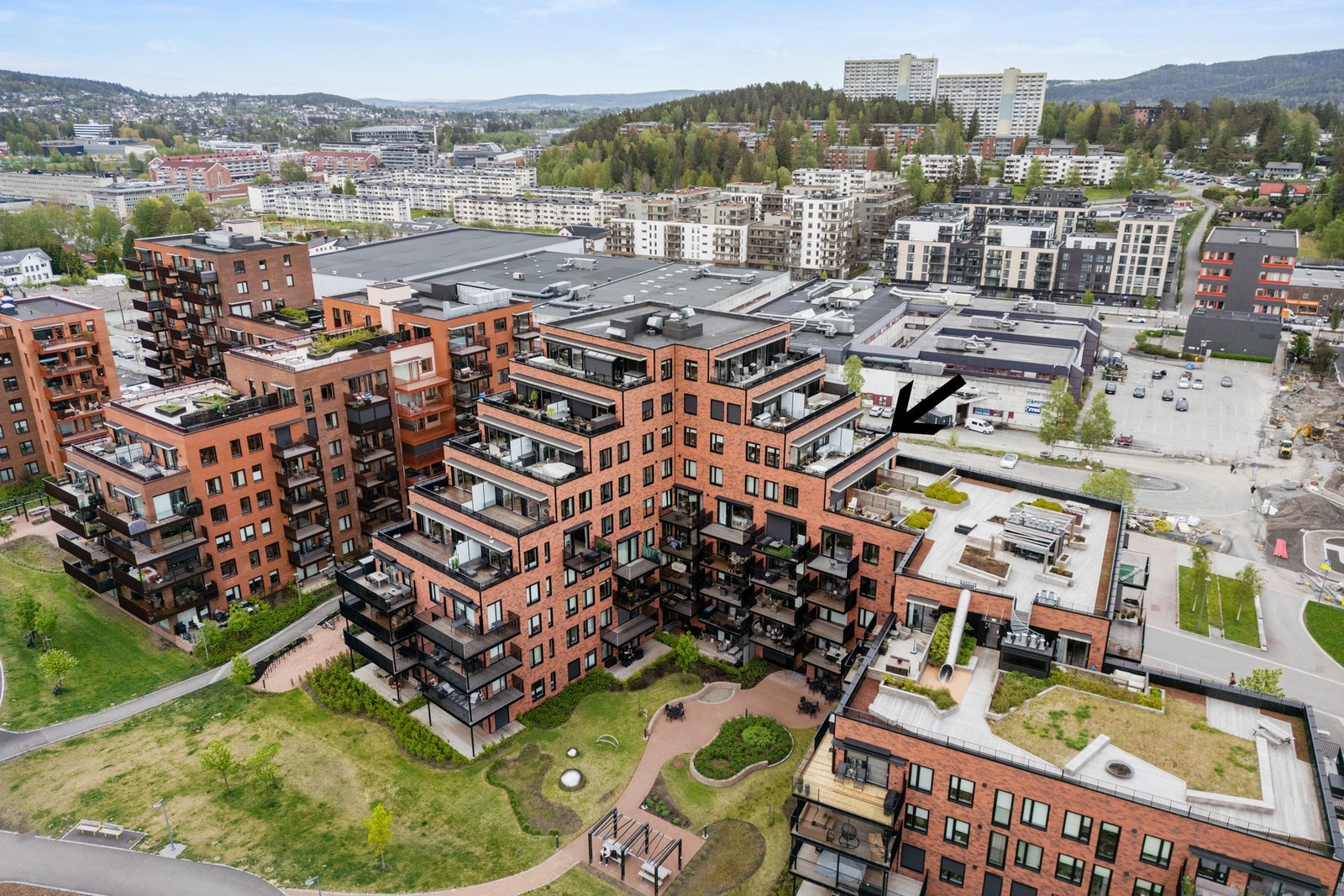 Leiligheten ligger fint og usjenert til, plassert i byggets 7. etasje i et bygg fra 2023. Her bor du med tilgang til Selvaag Plussbolig®, som gir tilgang til fasiliteter som kaffebar, lounge, treningssenter m.m. Galleribilde