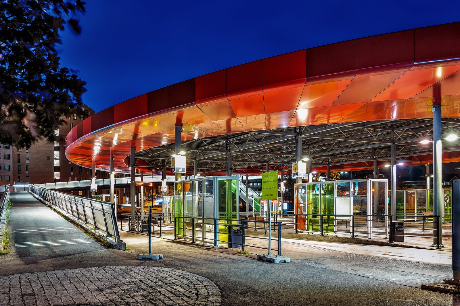 Lørenskog sentrum har bussterminal, og fremstår som et kollektivt knutepunkt med hyppige avganger mot Oslo Bussterminal og Lillestrøm. Galleribilde