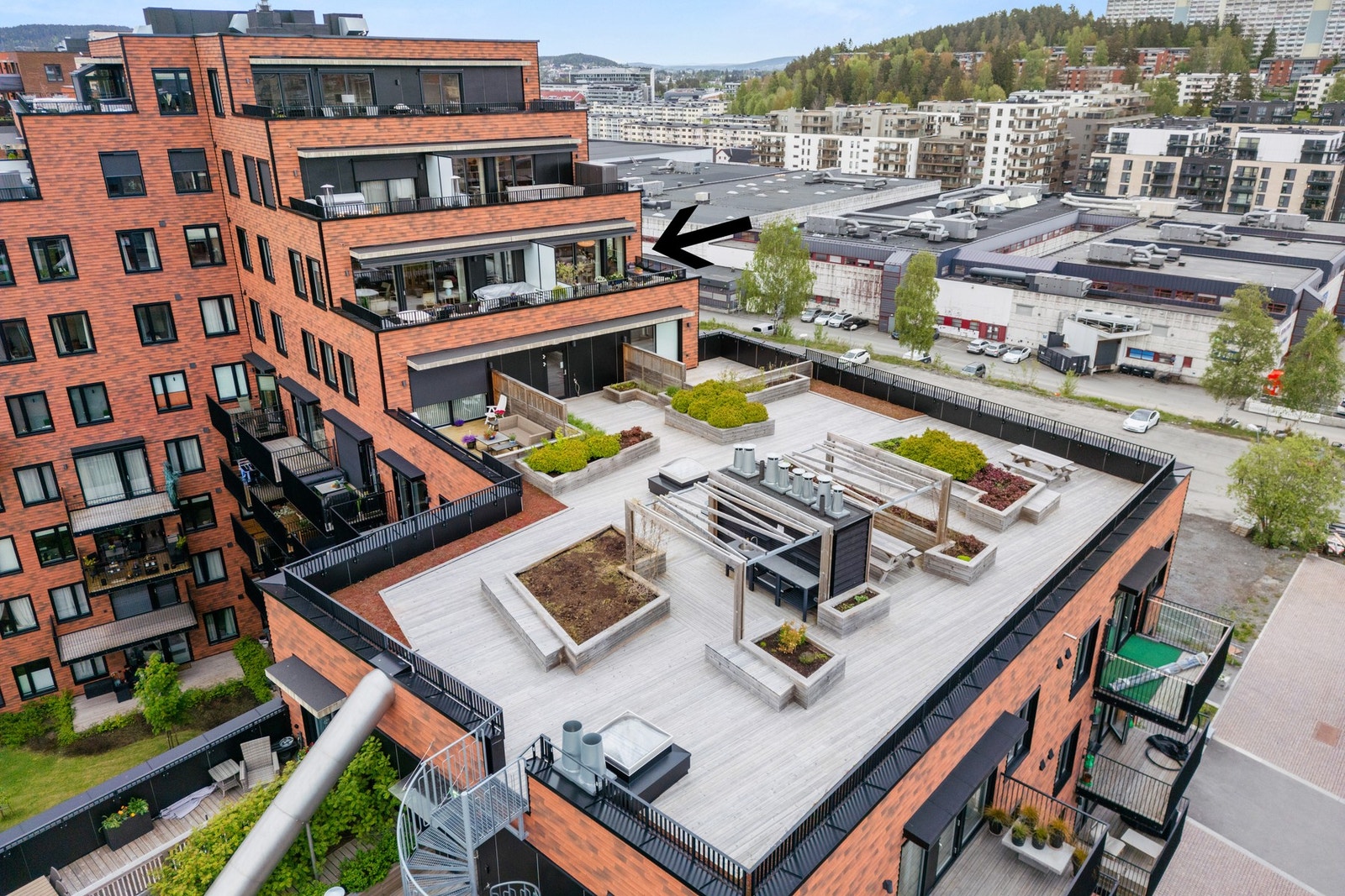Boligen ligger fint plassert i byggets 7. etasje, og vender ut mot en av flere felles takterrasser i sameiet. Galleribilde