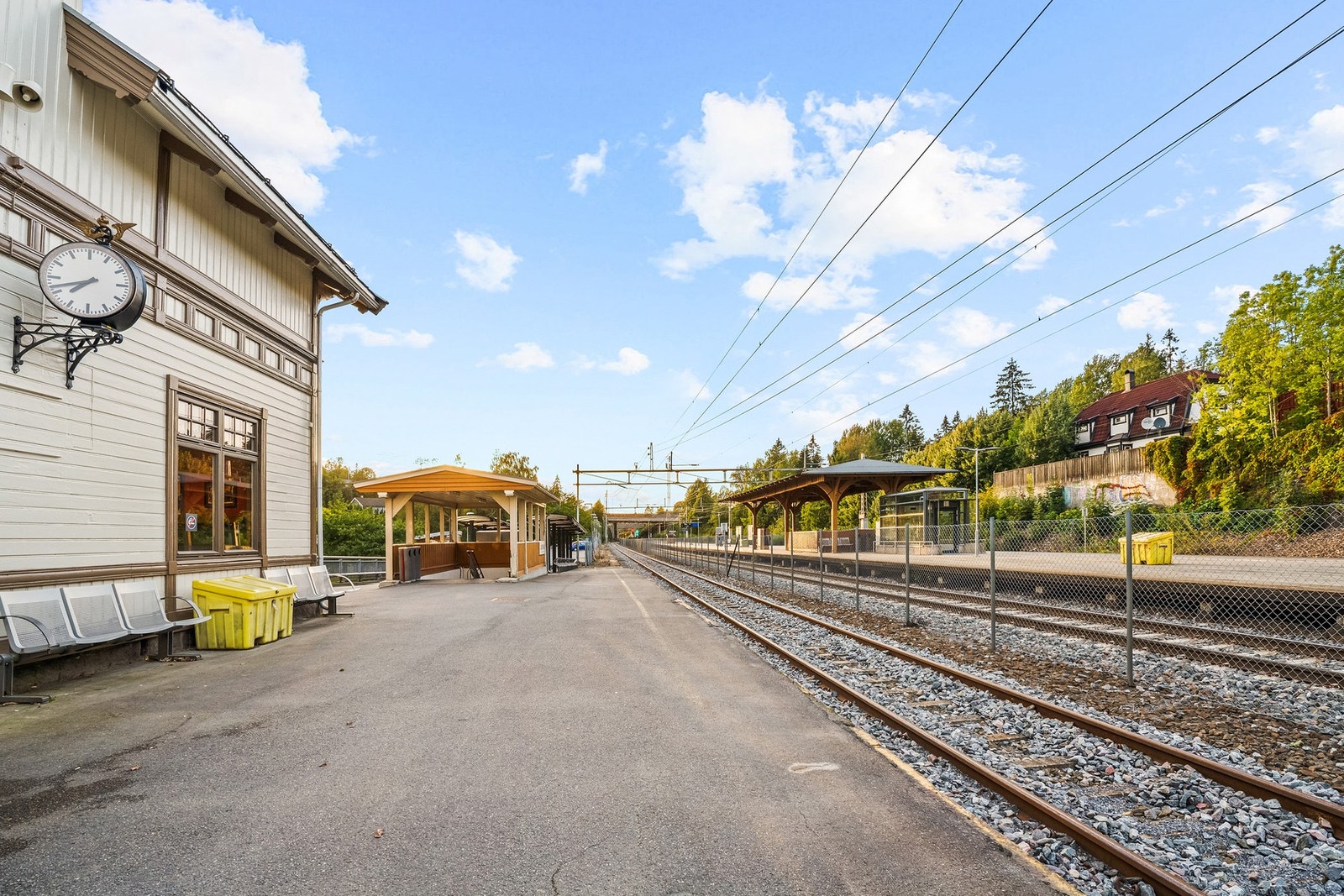 Ca. 5 min kjøretur fra boligen ligger Lørenskog stasjon hvor du kan ta toget videre inn til Oslo på ca.18 min. Galleribilde
