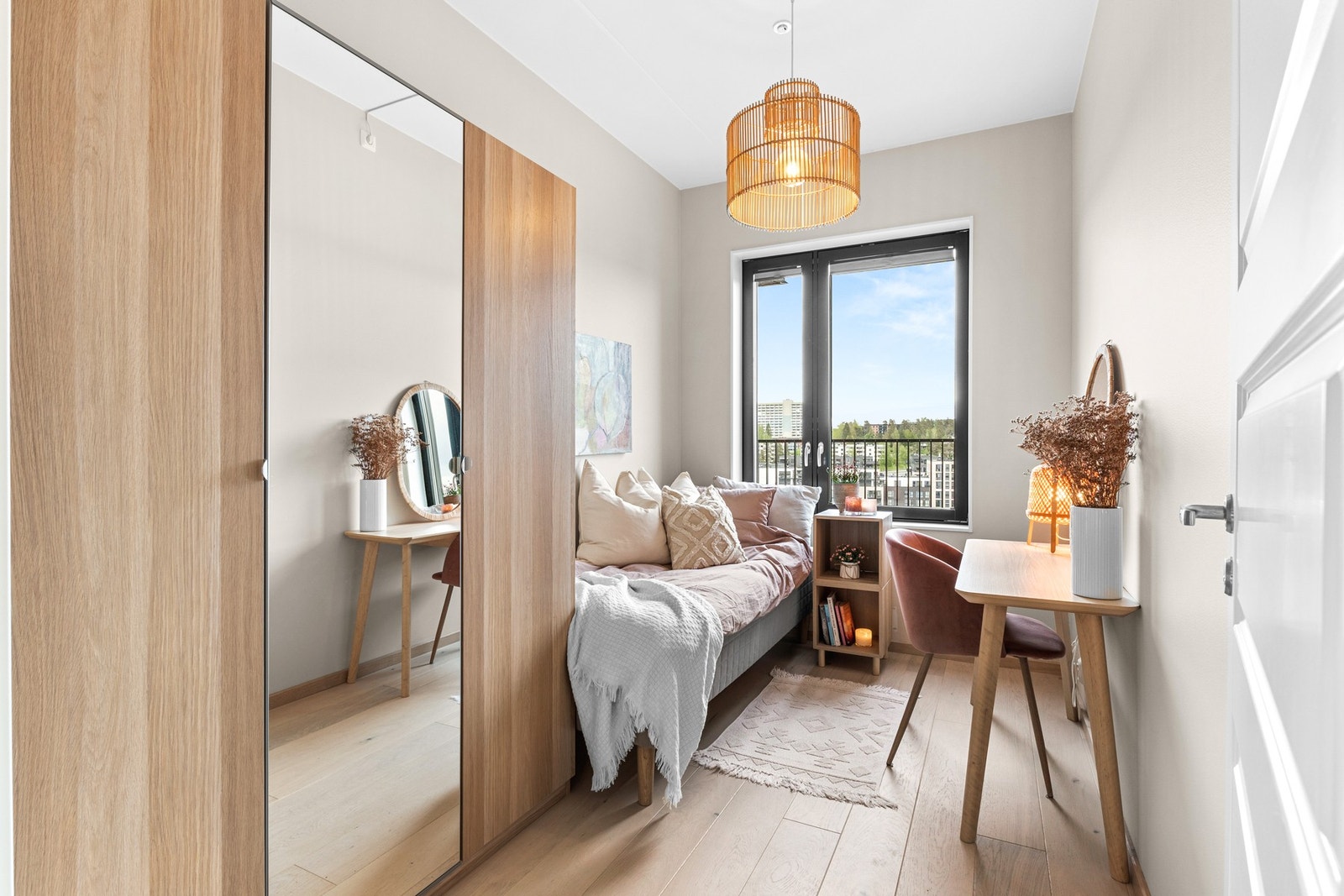 Soverom II er også av god størrelse, med fin plass til seng, skap og kontorpult. Galleribilde