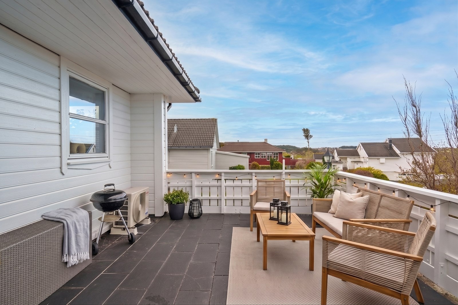 Vestvendt terrasse med gode solforhold. Galleribilde