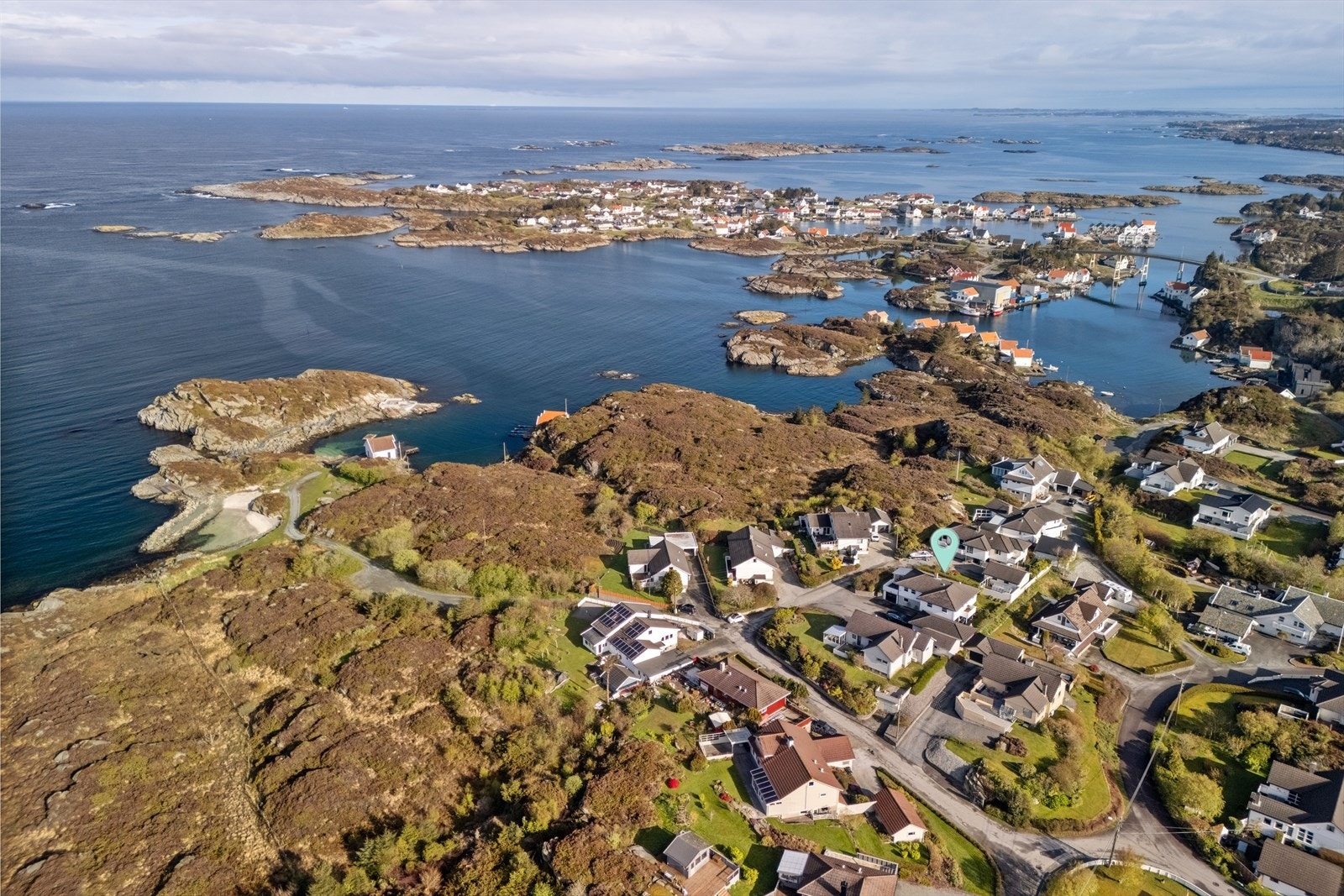 Eiendommen ligger flott til i kystnære omgivelser, med kort vei til sjø, holmer og nærområdets bebyggelse. Galleribilde