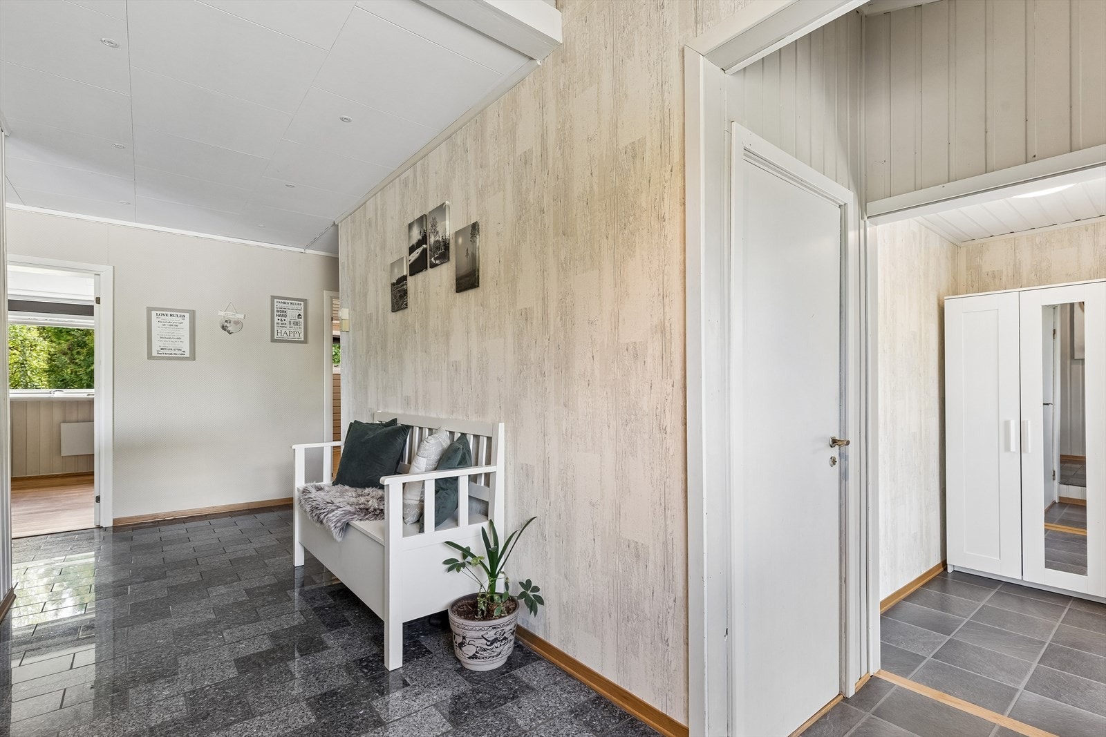 Romslig gang med granittfliser m/varme. Galleribilde
