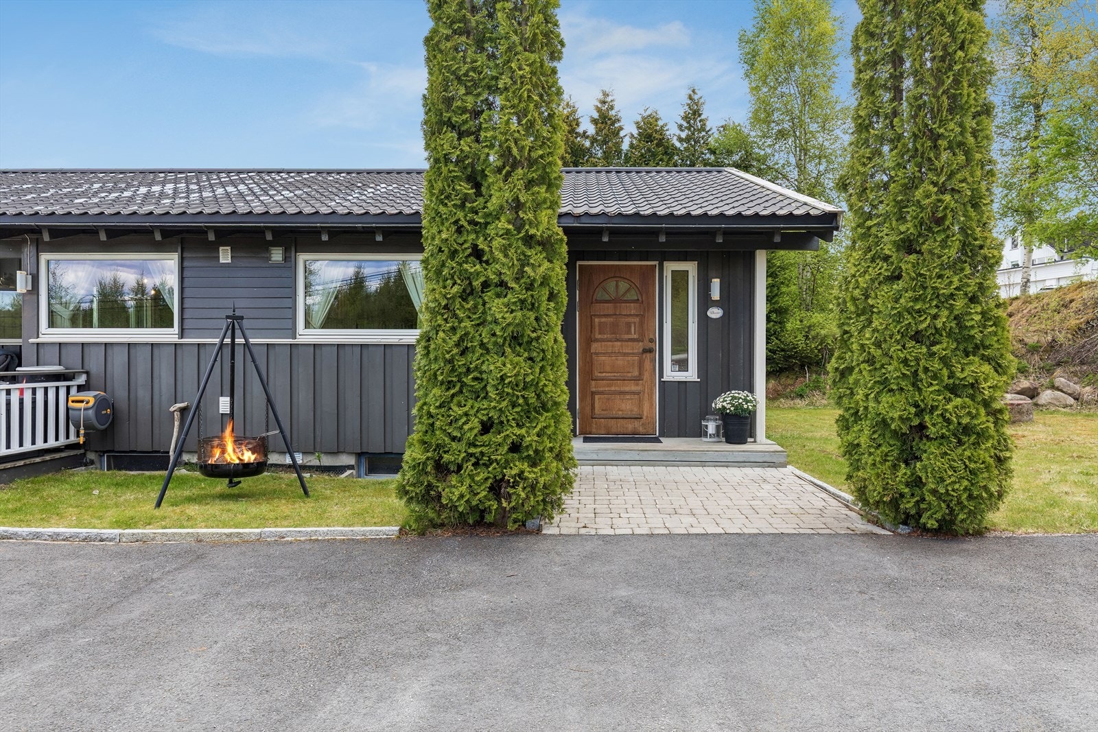 Eneboligen har alle boligrom på en flate, men det er også en grov kjeller med boder og et vaskerom/bad, samt garasje. Galleribilde