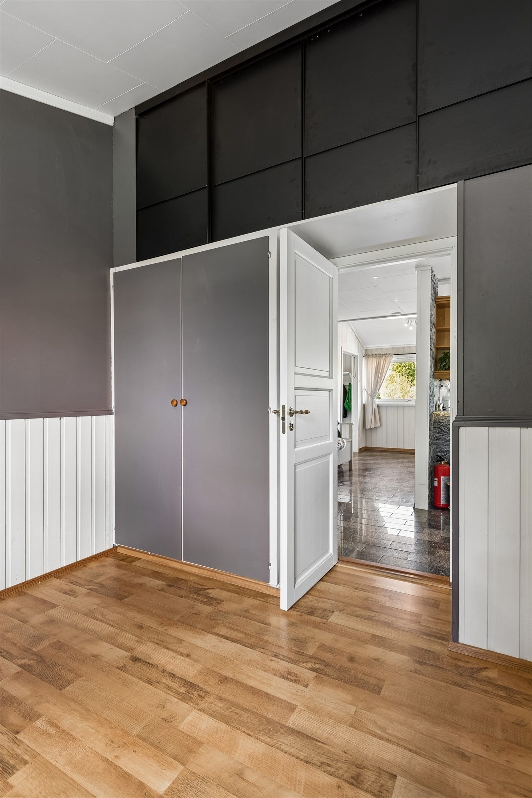 Soverom 4 med plassbygde skap. Galleribilde