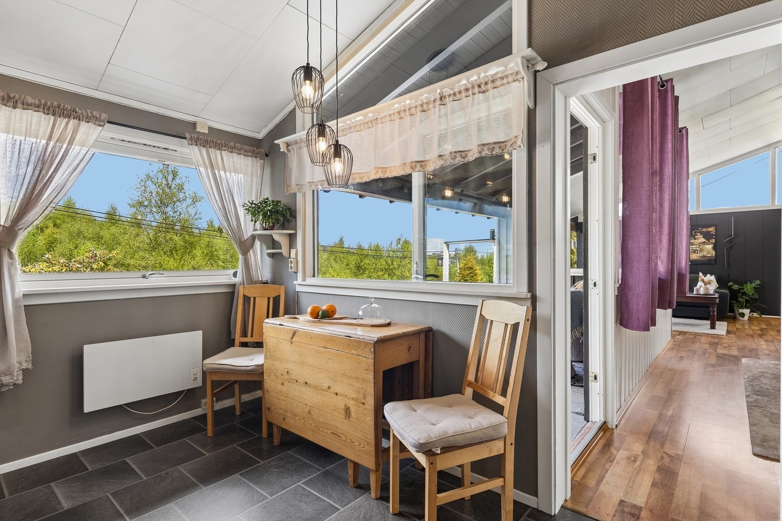 Det er også plass til et lite spisebord. Galleribilde