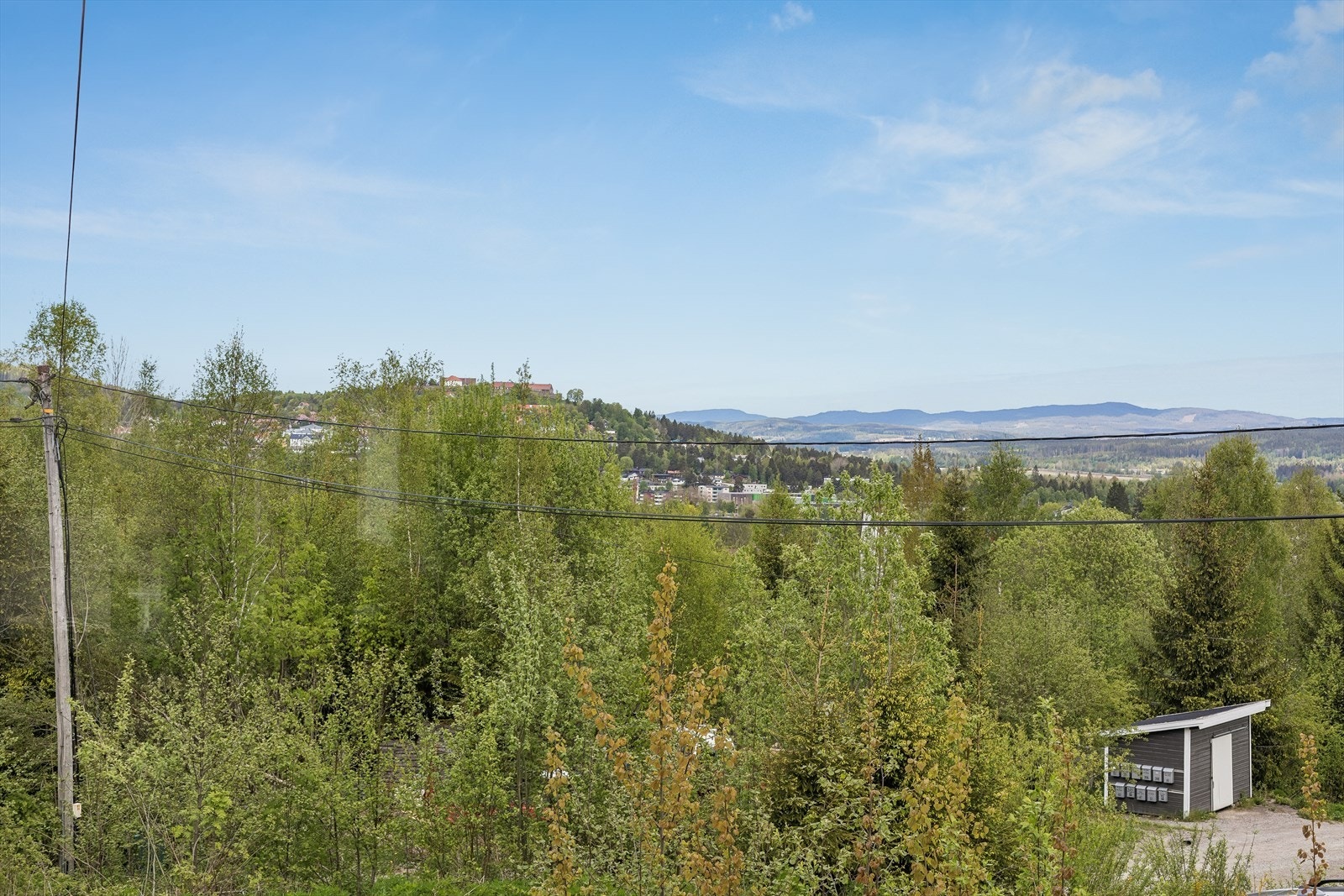 Fra eiendommen har man fin utsikt mot festningen og landskapet nordover. Galleribilde