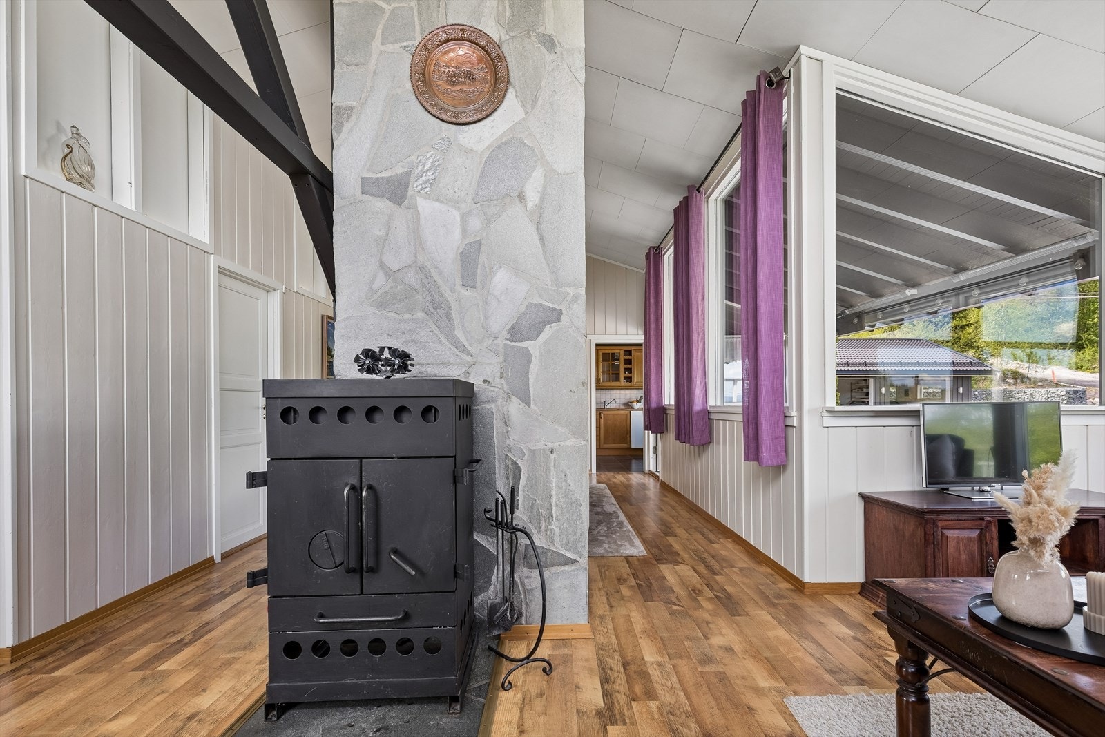 Vedovn og en pipe dekorert med skifer. Galleribilde