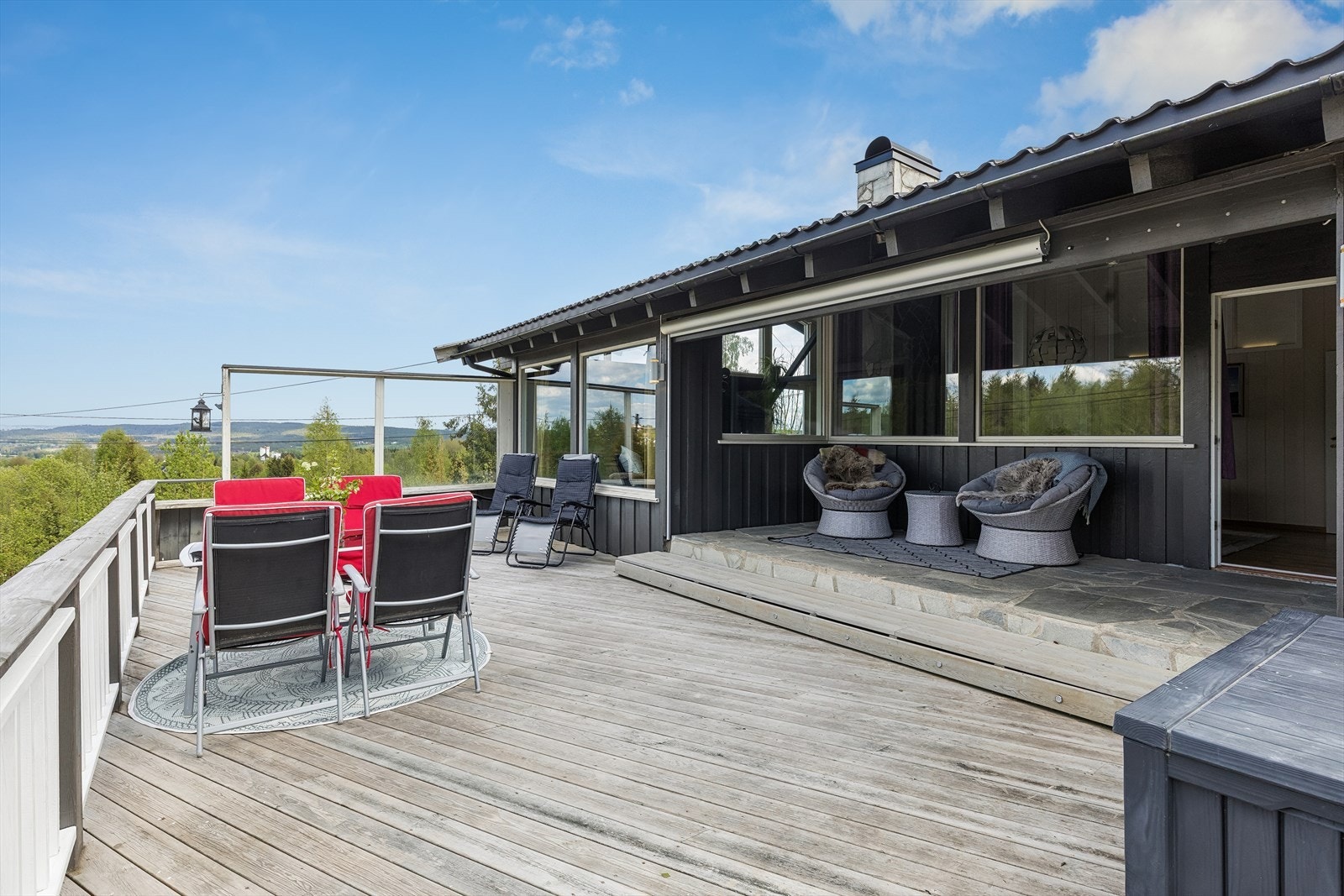 Utenfor stuen er en fin og solrik terrasse, hvor man også har fin utsikt. Galleribilde