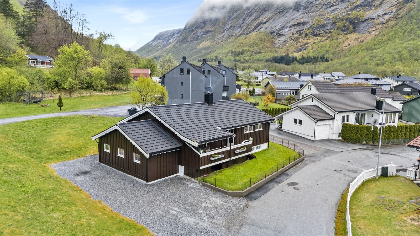 Bustaden er vesentleg oppgradert etter 2010, med mellom anna nytt tak, nye vindauge og ny drenering. Galleribilde