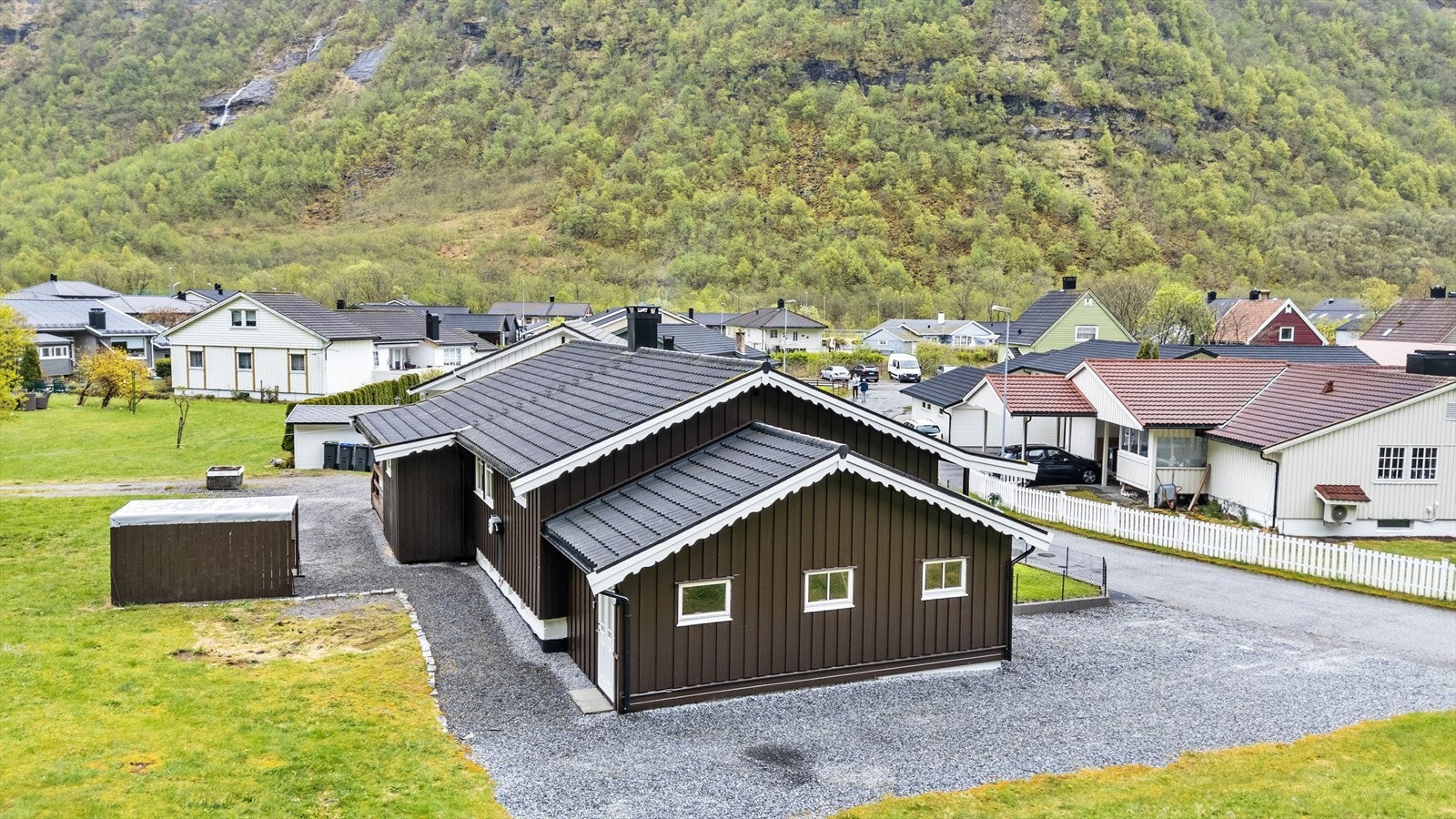 Oppgradert einebustad i etablert bustadfelt på Dale i Høyanger Galleribilde