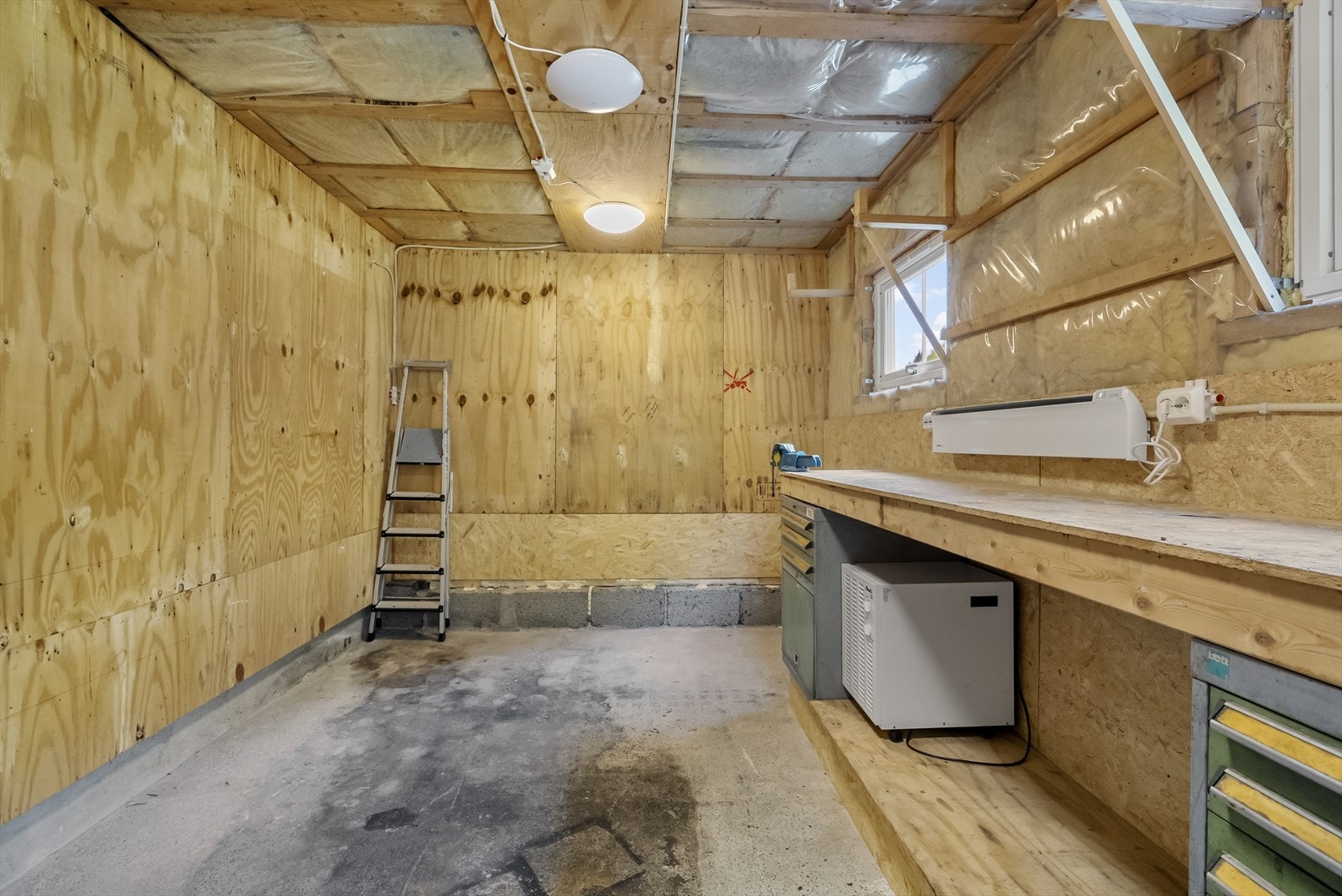 Tidlegare garasjerom er innreiia som bod / verkstad. Galleribilde