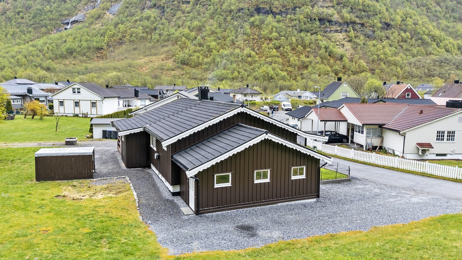 Eigedomen har ei flat tomt opparbeidd med gruslagt tun og plen. Galleribilde