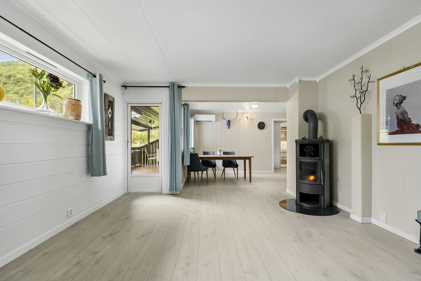 Frå stova er det direkte utgang til veranda Galleribilde