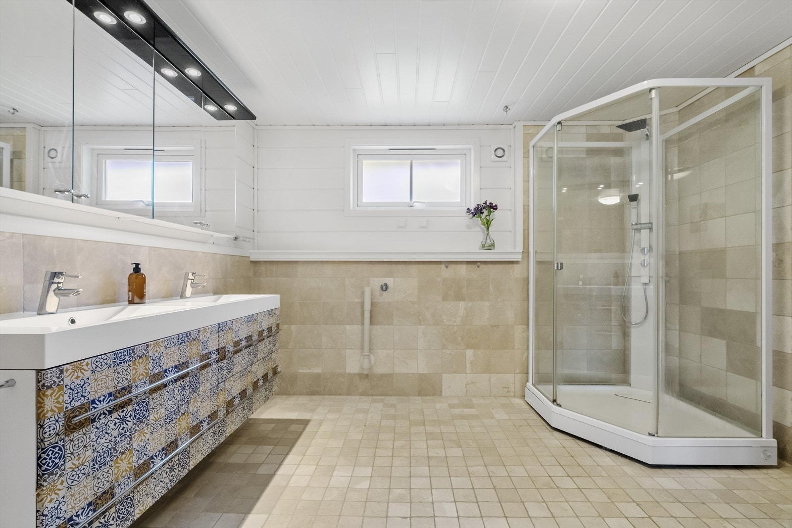 Badet har dobbel servantinnreiing, dusjkabinett og opplegg for vaskemaskin. Heile bustaden fekk nytt rør-i-rør-system i 2010. Galleribilde