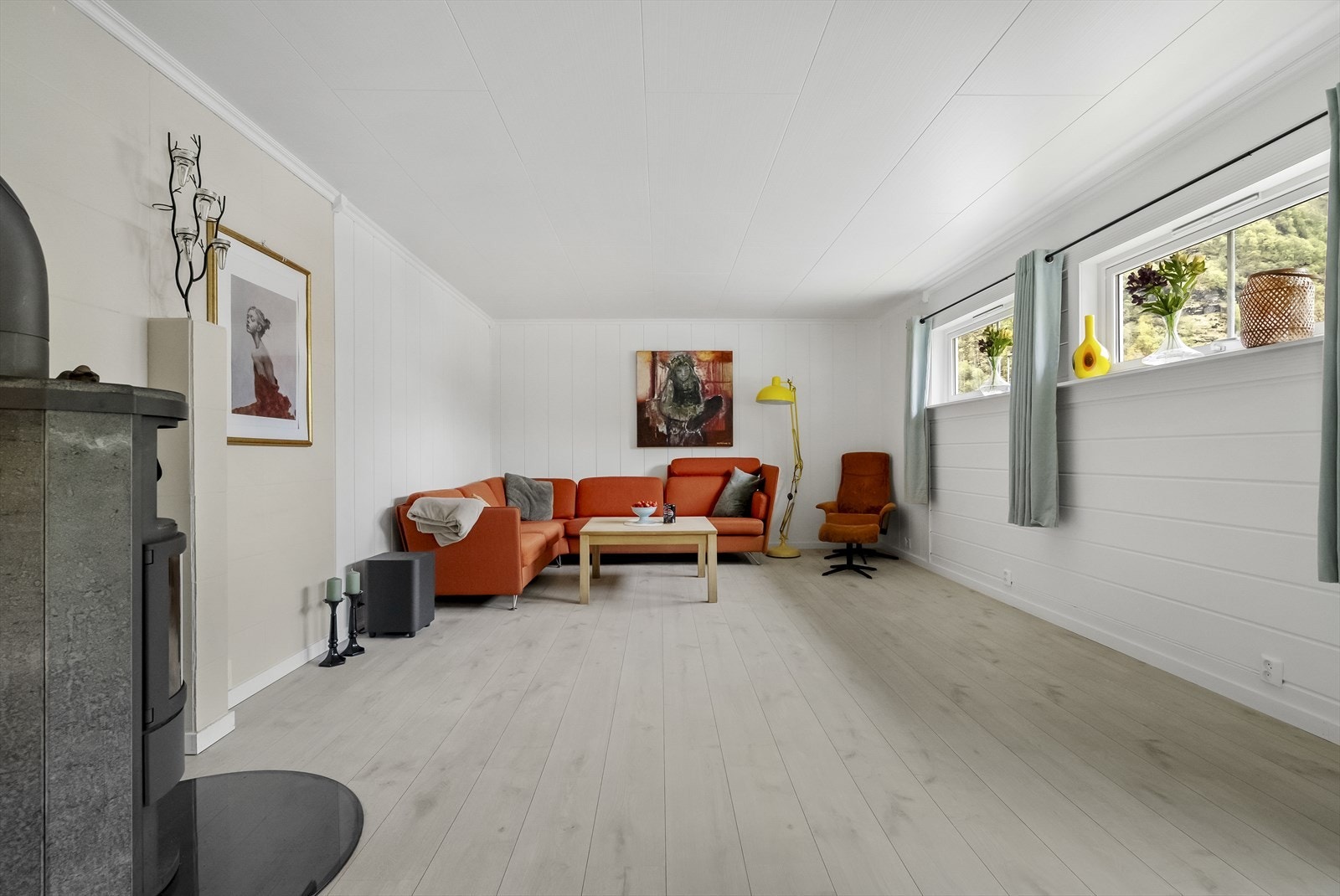 Stova har god plass til sofagruppe - golva i store delar av bustaden vart lagde nye i 2020 Galleribilde
