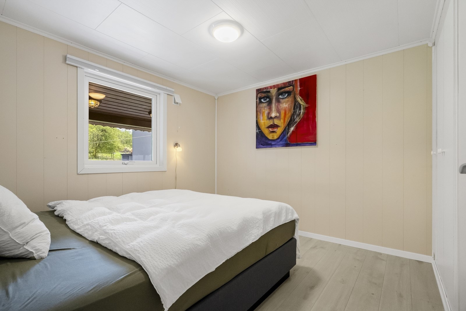 Det andre soverommet i etasjen, også dette med overflater av nyare dato. Galleribilde
