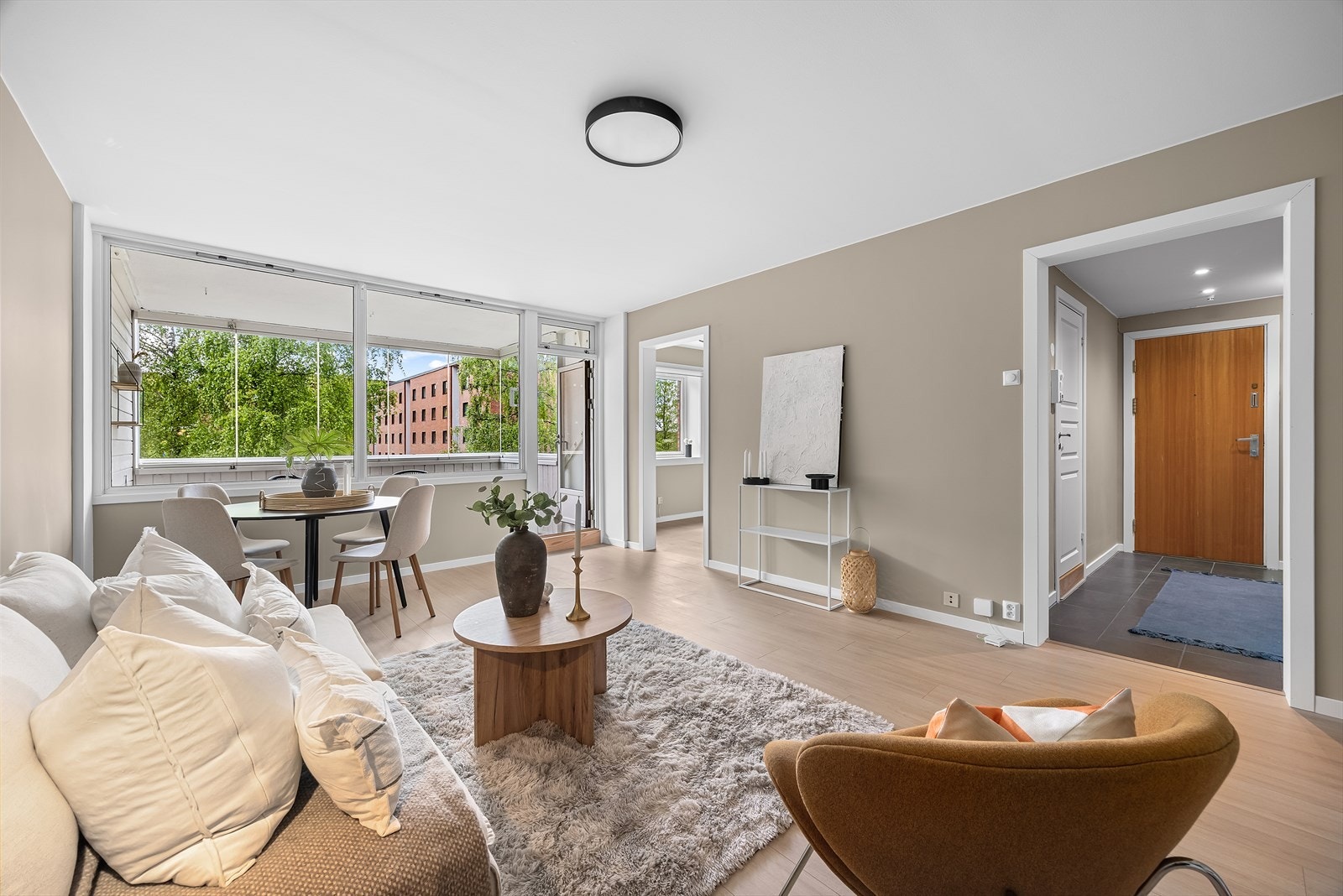 Lys og romslig stue med store vindusflater. Galleribilde
